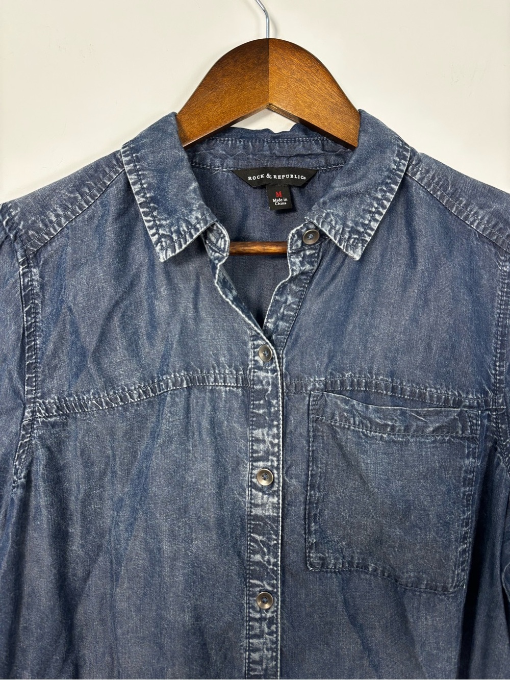 Rock & Republic Lyocell Chambray Shirt M Acid Wash Raw Frayed Hem Button Down - Picture 3 of 13